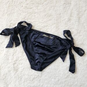 VICTORIA'S SECRET STRING CHEEKY IN SIZE XL NWT COLOR IS BLACK